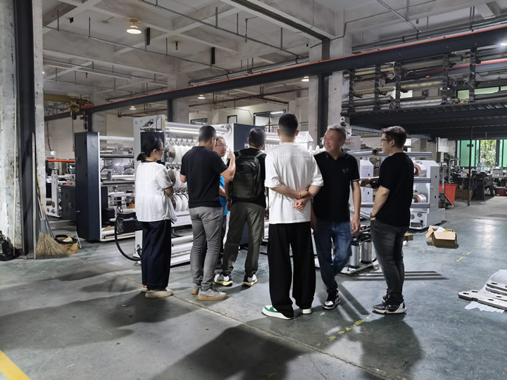 印泥客戶來(lái)廠看拉線設(shè)備