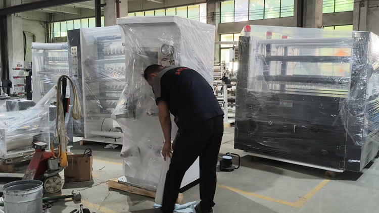 拉線(xiàn)復(fù)卷機(jī)打包中